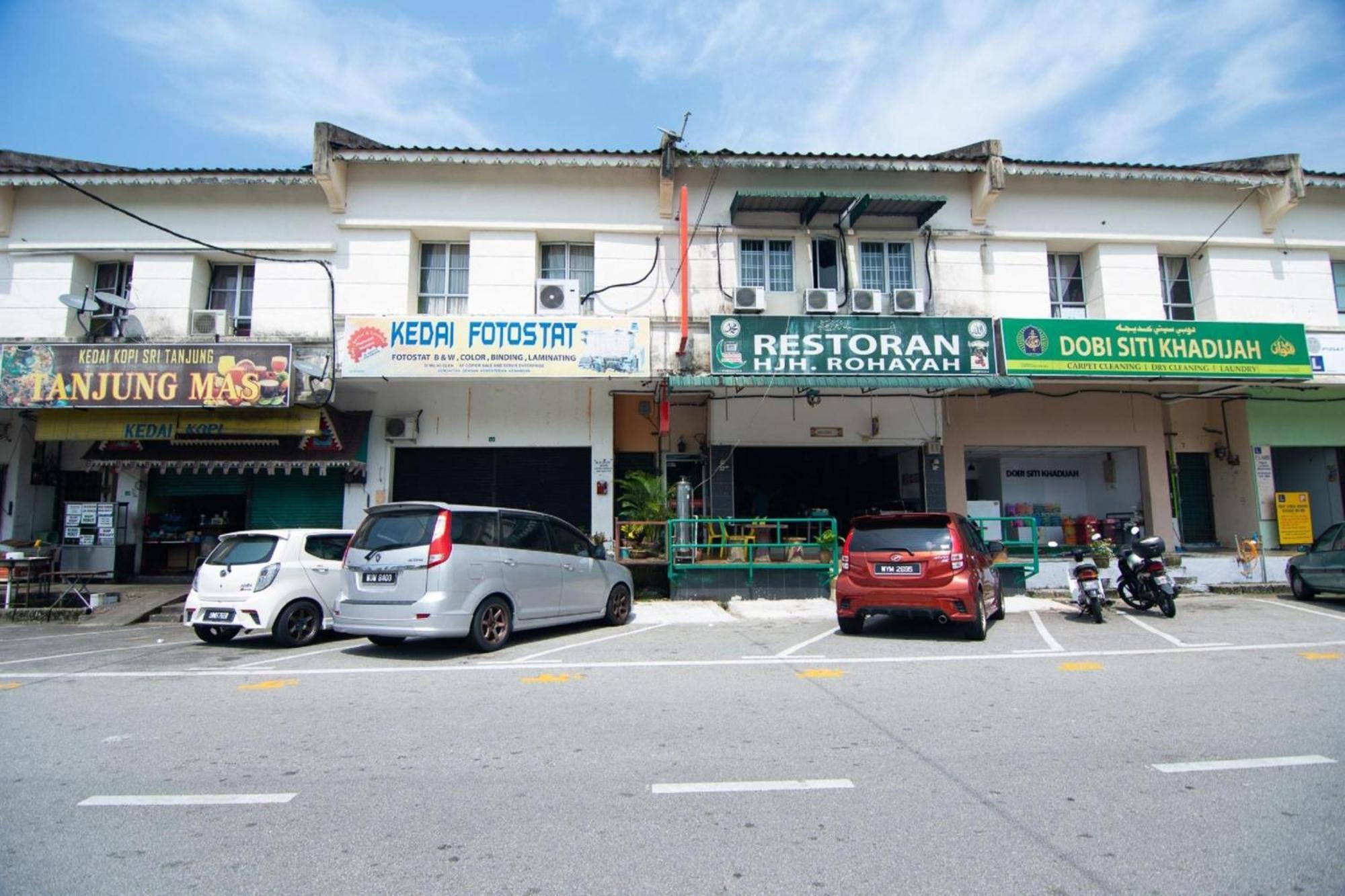 Oyo 1224 Hotel Hajah Rohayah Tanjong Malim Exterior foto